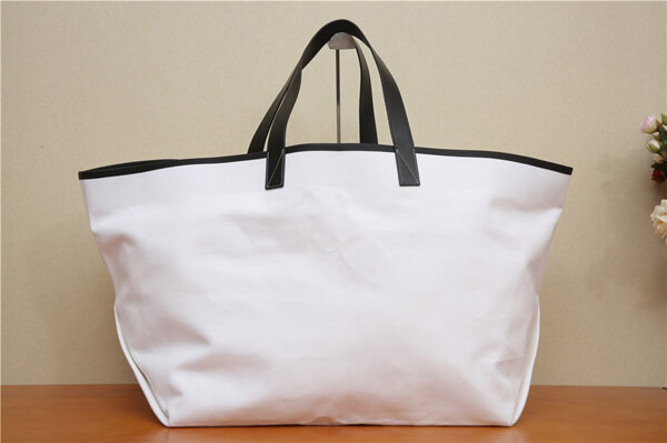 セリーヌ メイドイントート スーパーコピー セリーヌ ミディアム ブラック 雑誌 TV 映画に登場アイテム